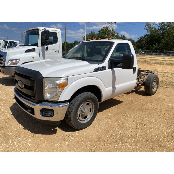 2016 FORD F350 XL Flatbed Truck