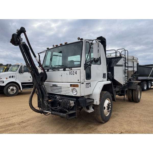 2003 FREIGHTLINER FL70 Asphalt Distributor Truck
