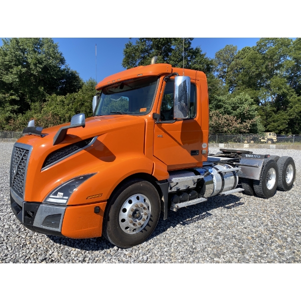 2019 VOLVO VNL64T Day Cab Truck