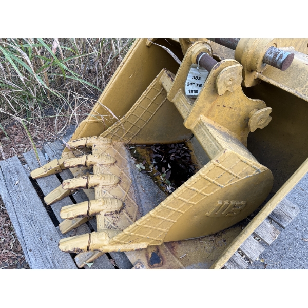 24" HEAVY DUTY BUCKET