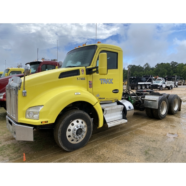 2016 KENWORTH T880 Day Cab Truck