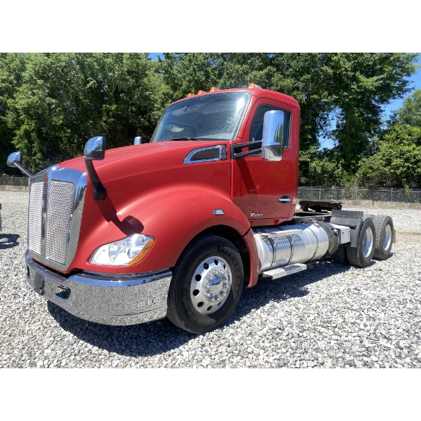 2019 KENWORTH T680 Day Cab Truck