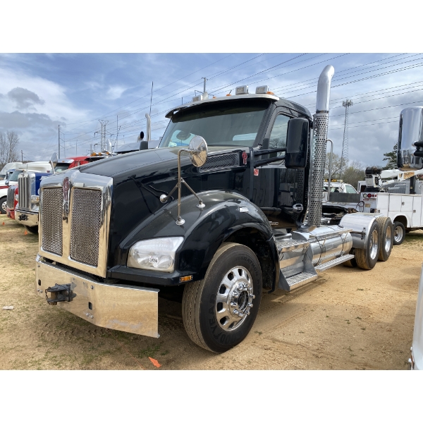 2017 KENWORTH T880 Day Cab Truck