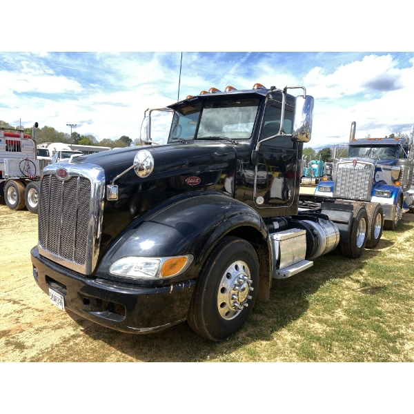 2011 PETERBILT 386 Day Cab Truck