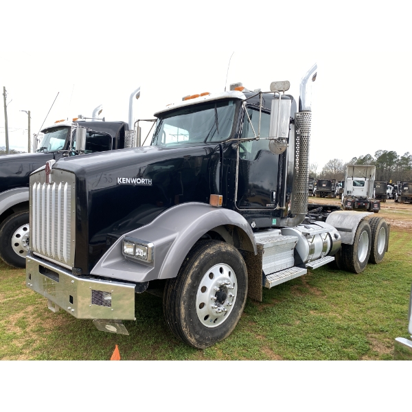 2018 KENWORTH T800 Day Cab Truck