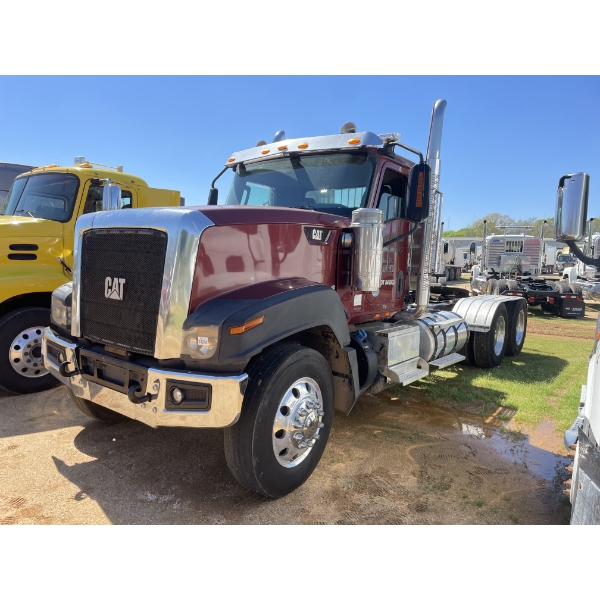 2017 CAT CT680L Day Cab Truck