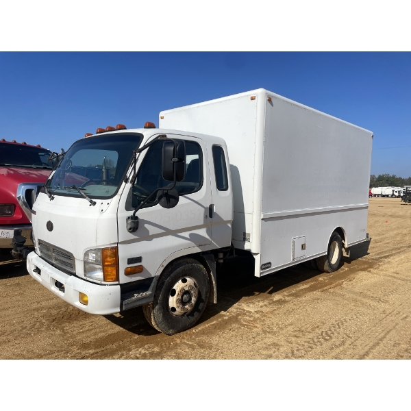 2000 BERING  Box Truck