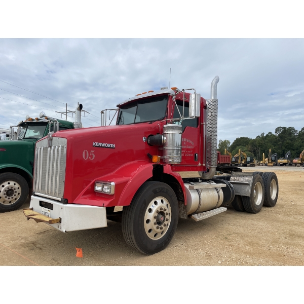 2013 KENWORTH T800 Day Cab Truck