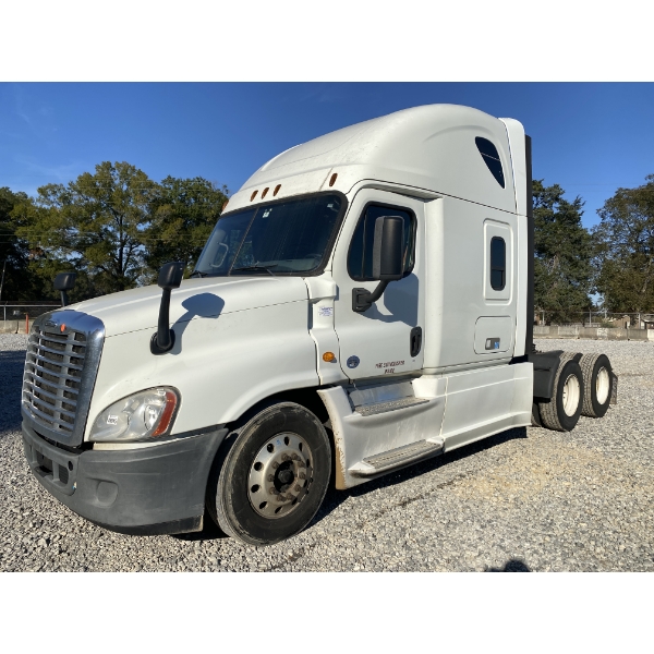 2015 FREIGHTLINER CASCADIA Sleeper Truck