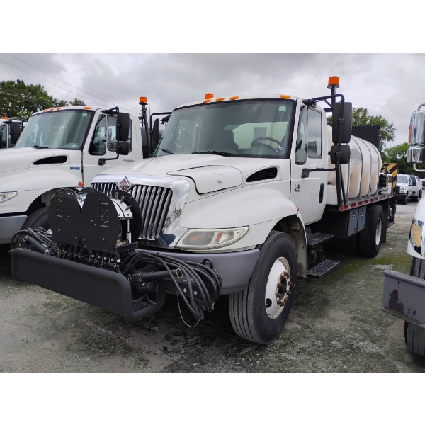 2004 INTERNATIONAL DURASTAR 4400 Sprayer Truck