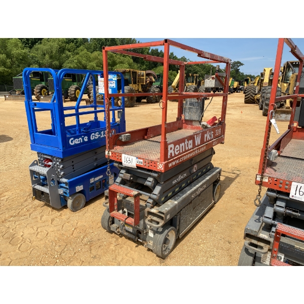 2015 SKYJACK SJ III 3219 Scissor Lift