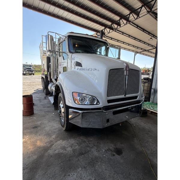 2014 KENWORTH T400 Vacuum Truck