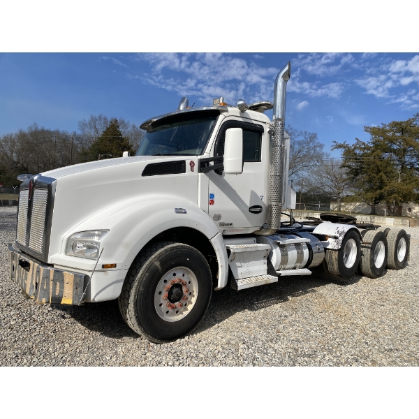 2017 KENWORTH T880 Day Cab Truck