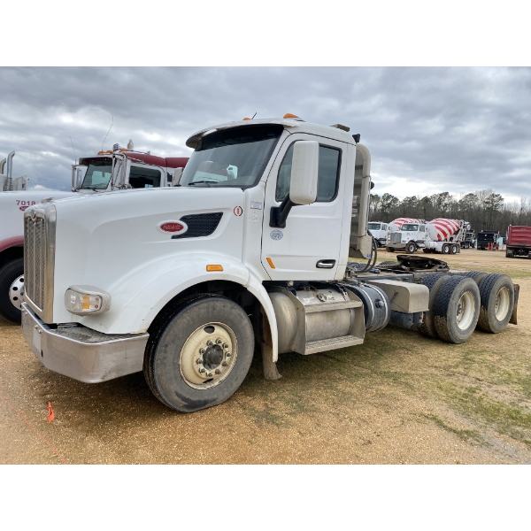 2015 PETERBILT 567 Day Cab Truck