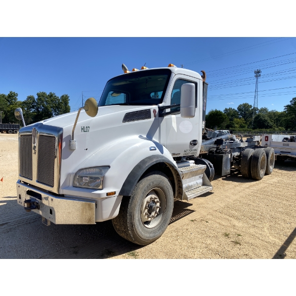 2017 KENWORTH T880 Roll Off Truck