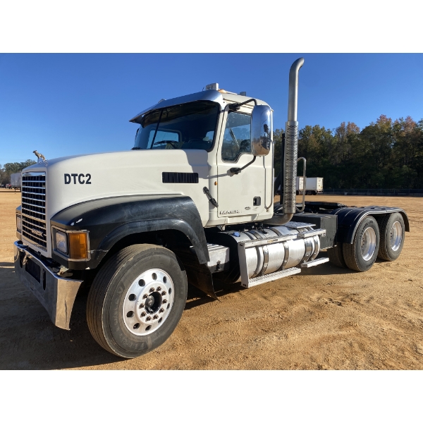 2013 MACK CHU613 Day Cab Truck
