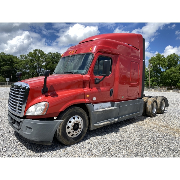 2014 FREIGHTLINER CASCADIA Sleeper Truck