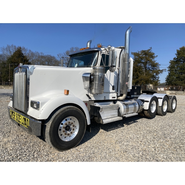 2014 KENWORTH W900 Day Cab Truck