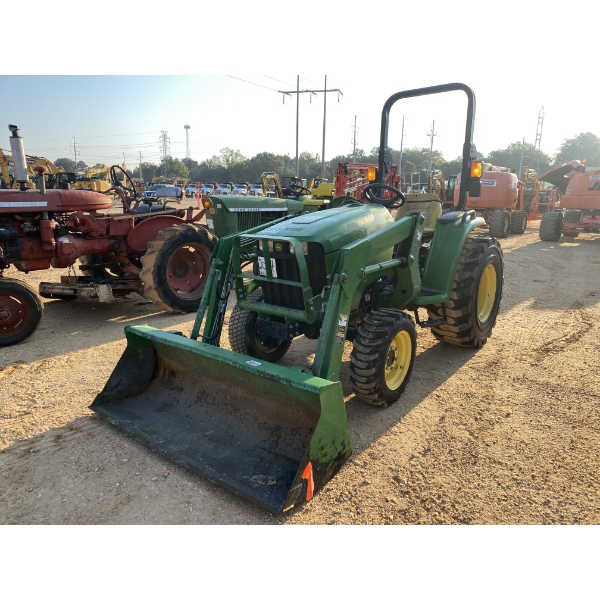 2017 JOHN DEERE 3032E Farm Tractor