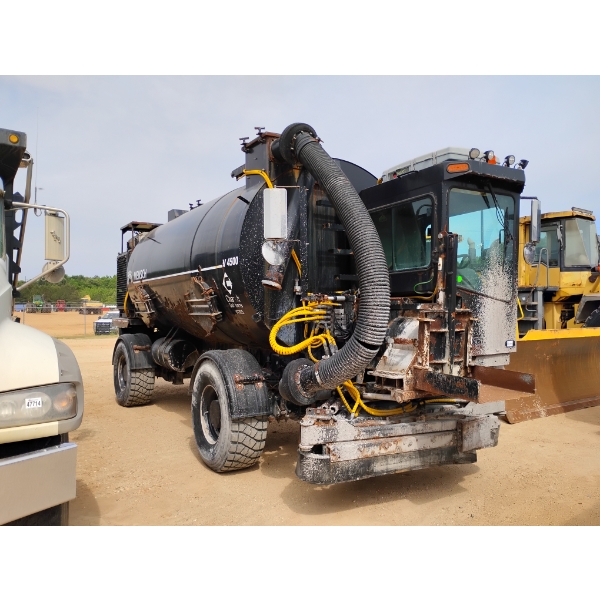 MENSCH RUBBER ROUND-UP V4500 Vacuum Truck