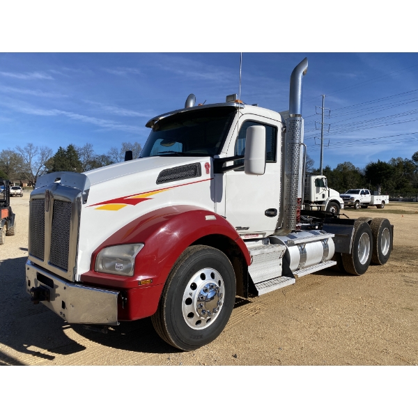 2015 KENWORTH T880 Day Cab Truck