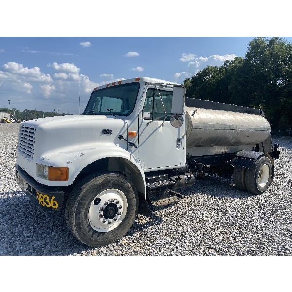 1998 INTERNATIONAL 4900 Gas / Fuel Truck