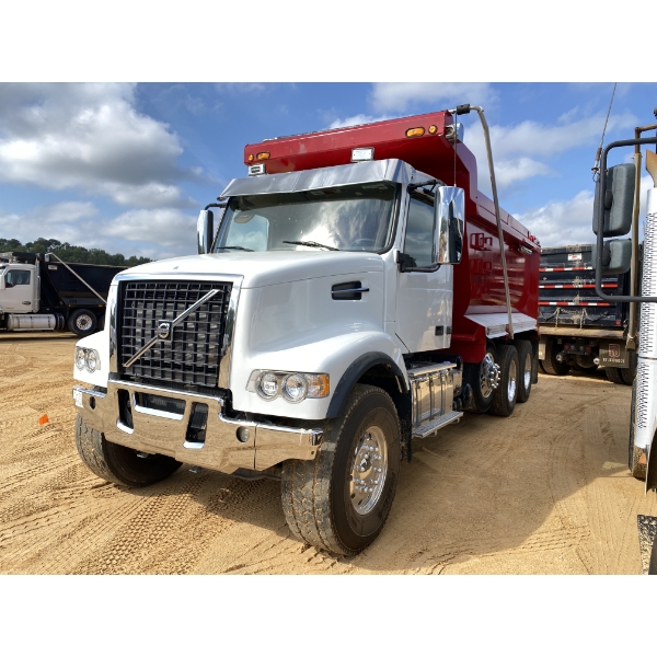 2021 VOLVO VHD Dump Truck