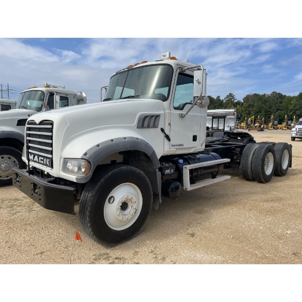 2014 MACK GU713 Day Cab Truck