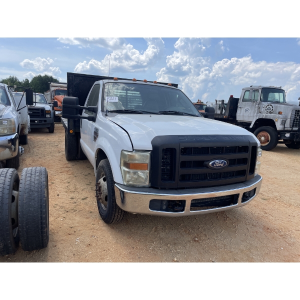 2008 FORD F350 XL Flatbed Truck