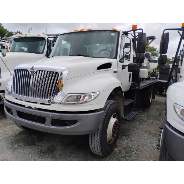 2014 INTERNATIONAL DURASTAR 4400 Sprayer Truck