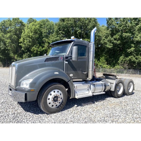 2016 KENWORTH T880 Day Cab Truck