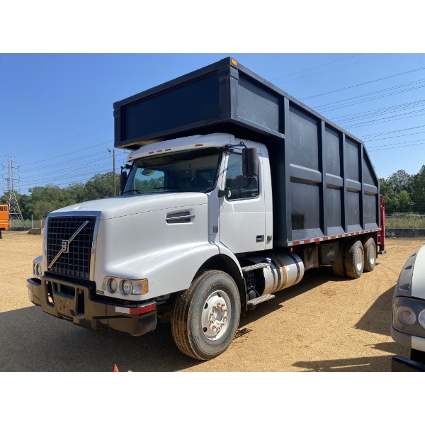 2013 VOLVO VHD Grapple Truck