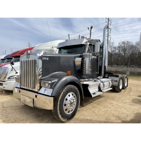 2014 KENWORTH W900L Day Cab Truck