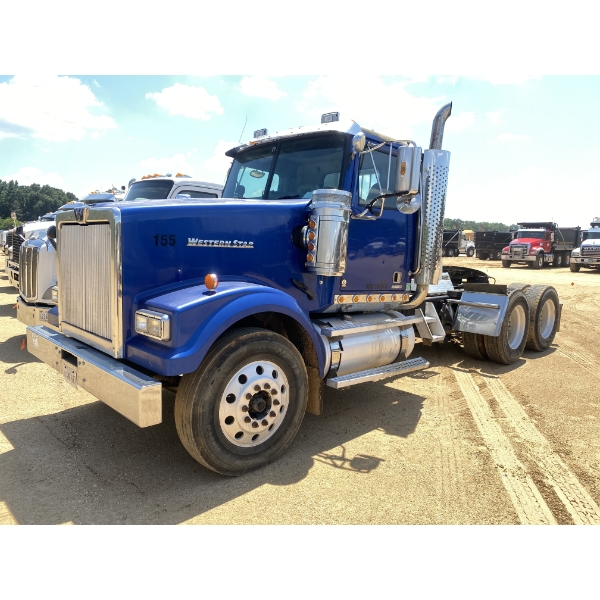 2015 WESTERN STAR 4900SF Day Cab Truck