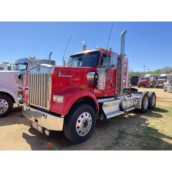 2014 KENWORTH W900 Day Cab Truck