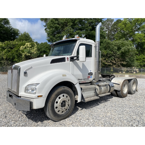 2017 KENWORTH T880 Day Cab Truck