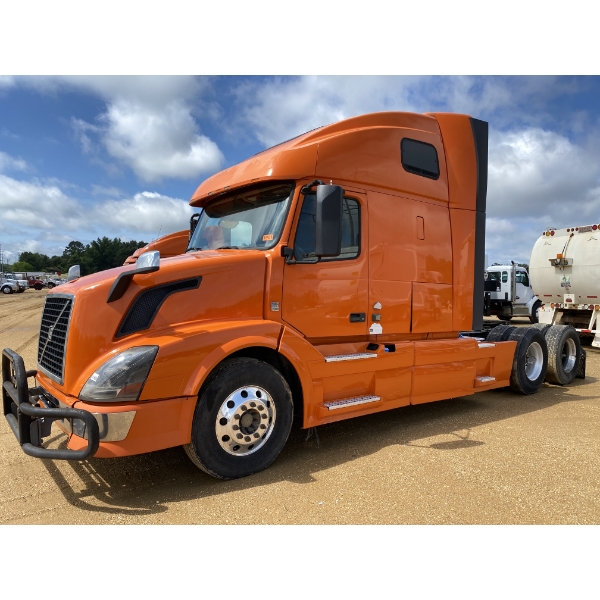 2014 VOVLO VNL64T Sleeper Truck