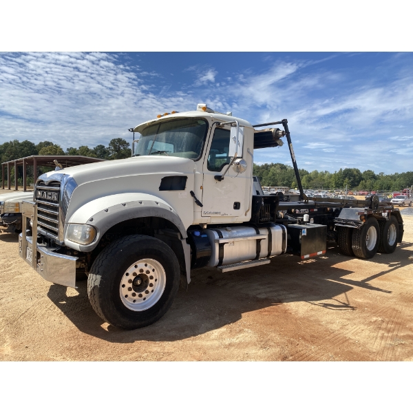 2014 MACK GU713 Roll Off Truck