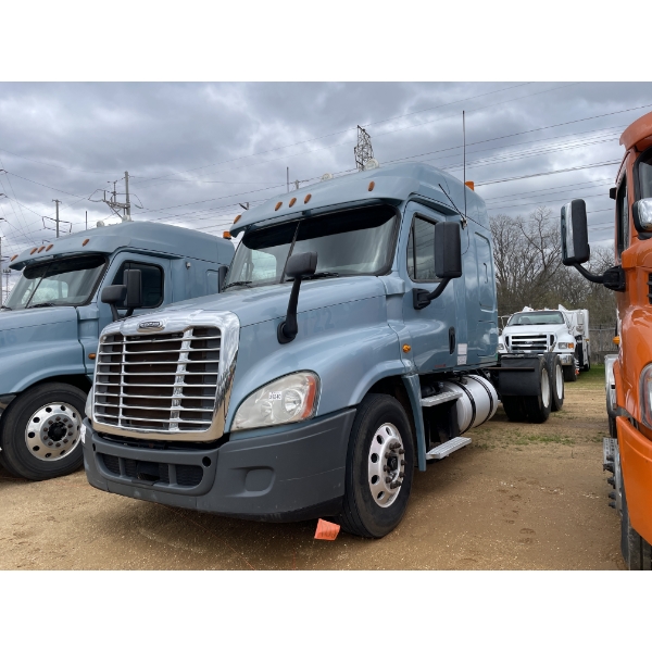 2013 FREIGHTLINER CASCADIA Sleeper Truck