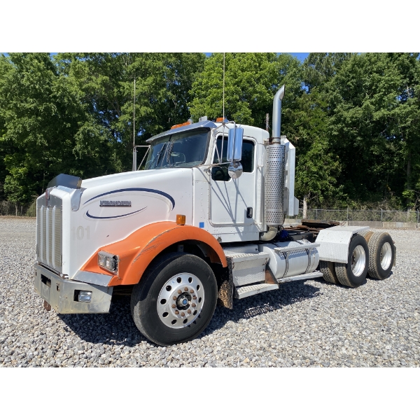 2005 KENWORTH T800 Day Cab Truck