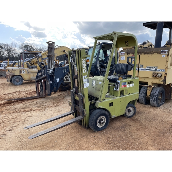 CLARK C25P Forklift - Mast