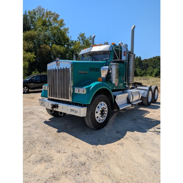 2007 KENWORTH W900 Day Cab Truck