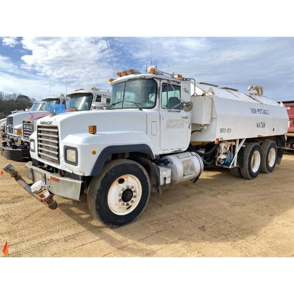 2000 MACK RD690S Water Truck
