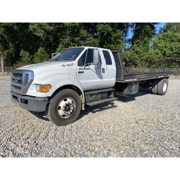 2011 FORD F750 XL Flatbed Truck
