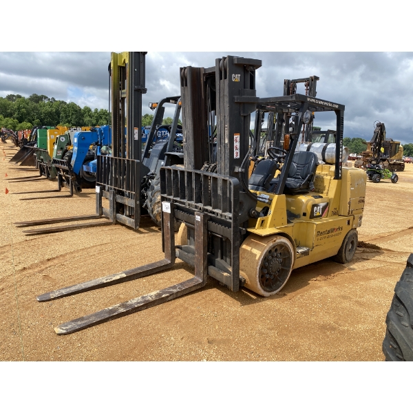 2012 CAT GC70K Forklift - Mast