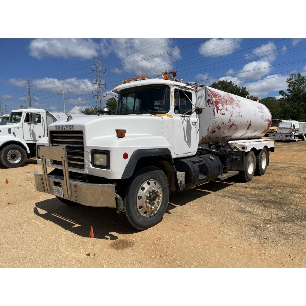 1999 MACK RD688 Water Truck