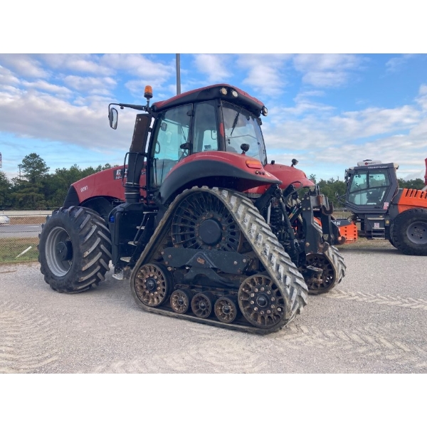 2018 CASE MAGNUM 340RT Scraper Tractor