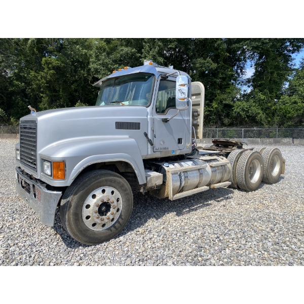 2015 MACK CHU613 Day Cab Truck