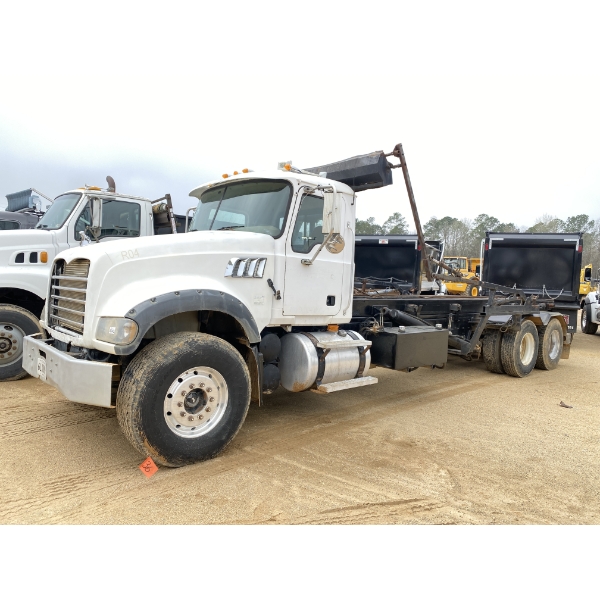 2007 MACK CTP713 Roll Off Truck