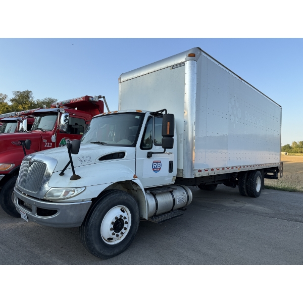 2013 INTERNATIONAL 4300 Box Truck